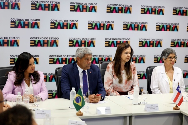 Reitora da UNEB é reconduzida ao cargo; governador assina termo de posse para novo mandato