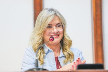 Ivana Bastos suspende agenda oficial após ser diagnosticada com úlcera de córnea; deputada passa bem