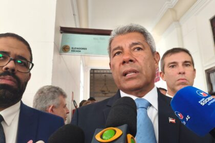 Jerônimo interrompe agenda oficial para anunciar e lamentar morte de deputado da oposição