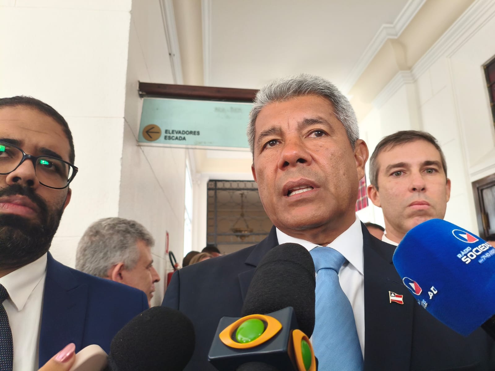 Jerônimo interrompe agenda oficial para anunciar e lamentar morte de deputado da oposição