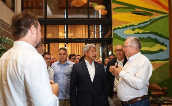 Jerônimo Rodrigues destaca fortalecimento da agroindústria durante visita à Cooperfarms, em Luís Eduardo Magalhães