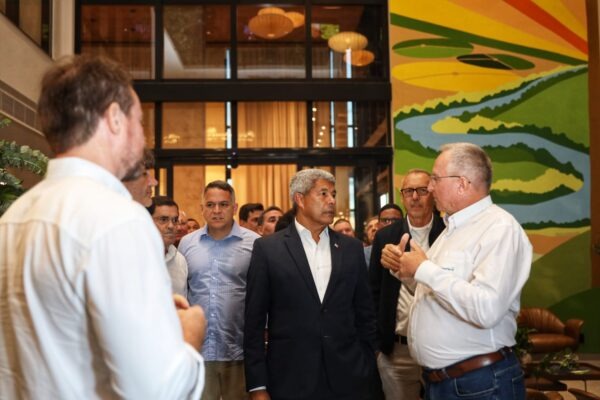 Jerônimo Rodrigues destaca fortalecimento da agroindústria durante visita à Cooperfarms, em Luís Eduardo Magalhães