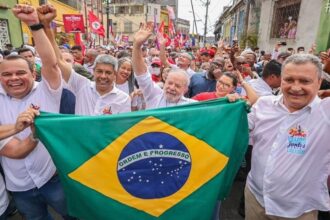 Jaques Wagner contraria orientação de Jerônimo e anuncia composição da chapa majoritária