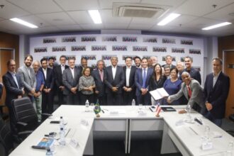 Jerônimo recebe presidente da Câmara dos Deputados e reforça diálogo institucional em agenda com bancada federal