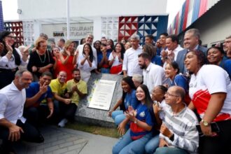“Investir em educação é investir no futuro da Bahia", destacou Jerônimo Rodrigues durante entrega de escola e novo CSU no bairro de Valéria