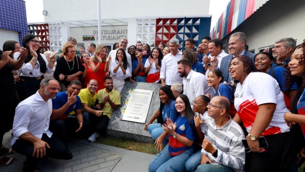 “Investir em educação é investir no futuro da Bahia", destacou Jerônimo Rodrigues durante entrega de escola e novo CSU no bairro de Valéria