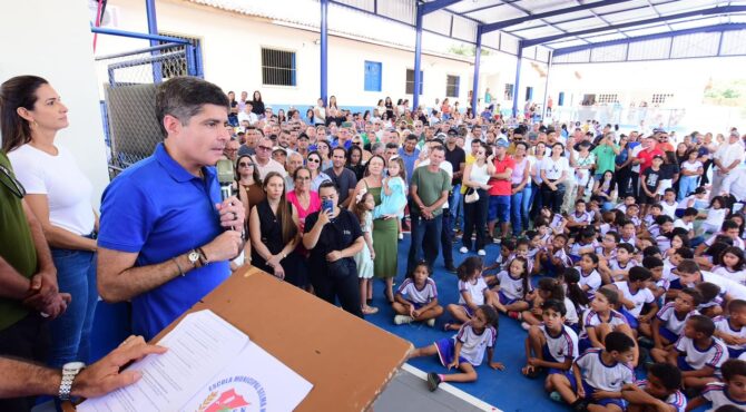 Em Macaúbas, ACM Neto crítica ausência de hospital e universidade no Vale do Paramirim