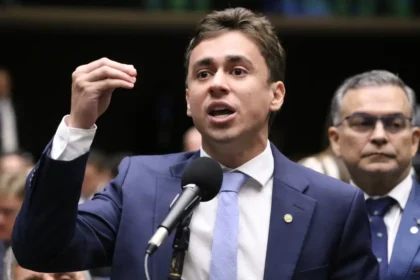 Investigação aponta que Nikolas Ferreira viajou em jato de Vorcaro na campanha de 2022