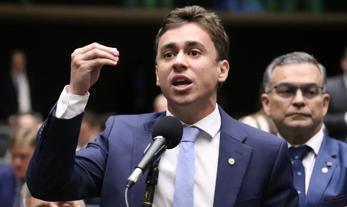 Investigação aponta que Nikolas Ferreira viajou em jato de Vorcaro na campanha de 2022