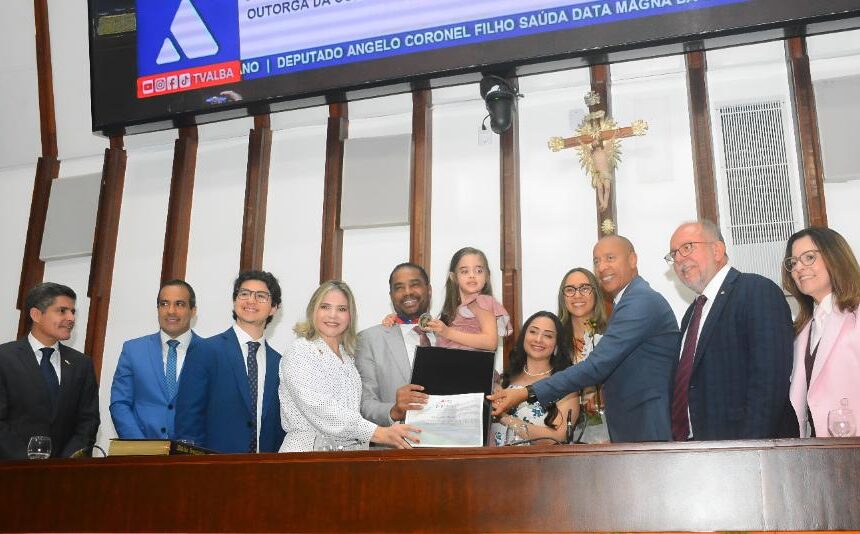 Legislativo entrega Comenda 2 de Julho ao deputado federal Márcio Marinho