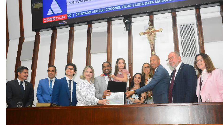 Legislativo entrega Comenda 2 de Julho ao deputado federal Márcio Marinho