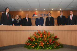 Ivana Bastos prestigia sessão solene em homenagem a Hugo Motta e César Borges no TCM