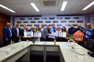 Governador recebe prefeito de Manoel Vitorino e discute investimentos para o município