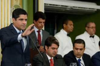 Vorcaro relatou encontro com ACM Neto a Fábio Faria, diz jornal