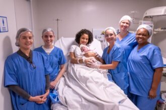 Prefeito Bruno Reis celebra nascimento do primeiro bebê na Maternidade Municipal de Salvador