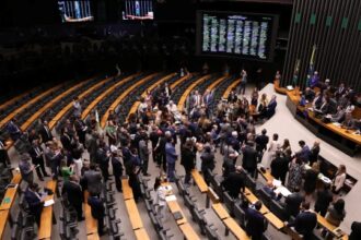 Congresso derruba veto de Lula a projeto que reduz pena de Bolsonaro e presos do 8/1
