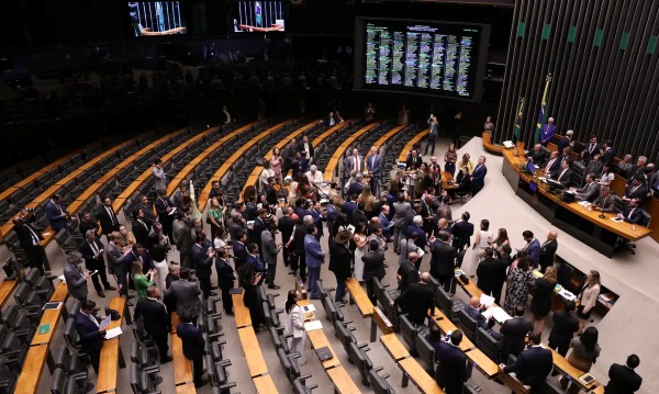 Congresso derruba veto de Lula a projeto que reduz pena de Bolsonaro e presos do 8/1