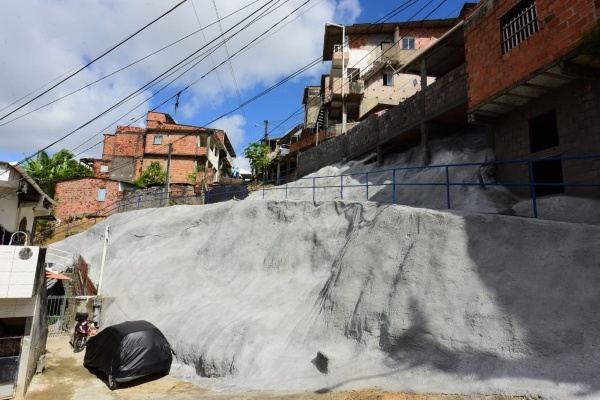 Prefeitura de Salvador chega a 587 áreas de risco protegidas com aplicação de geomanta em Nova Brasília
