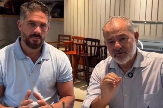 O deputado federal Marcelo Nilo (Republicanos) afirmou ter indicado o nome de Marcelinho Guimarães Filho (DC) para a suplência do senador Angelo Coronel (Republicanos) na chapa de oposição liderada por ACM Neto (União Brasil). A indicação, segundo Nilo, faz parte de um acordo político firmado no contexto das articulações para as eleições estaduais. O parlamentar revelou que a escolha do suplente foi uma das condições para que ele abrisse mão de disputar uma vaga ao Senado. “Eu indico Marcelinho Guimarães como suplente de Ângelo Coronel. Com ACM Neto pré-candidato a governador da Bahia, as mudanças que todos esperam vão acontecer. Confio na sua capacidade, compromisso e no trabalho sério pela Bahia”, declarou.