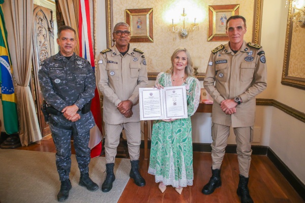 “Estamos homenageando uma guerreira do povo”, afirma comandante da PM na entrega da Medalha Três Marias à presidente da ALBA
