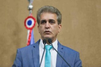 Deputado Robinson critica renovação de concessão da Coelba e defende fiscalização