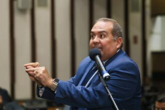Sandro Régis defende avanços na saúde de Salvador e rebate Niltinho: “Quer tirar o foco da fila da regulação”