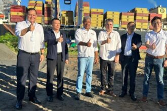 Navio com equipamentos para construção da ponte Salvador-Itaparica atraca no Porto de Salvador