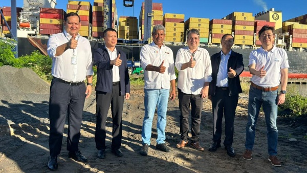 Navio com equipamentos para construção da ponte Salvador-Itaparica atraca no Porto de Salvador