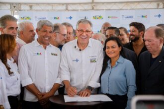 Ordem de serviço marca início das obras da primeira maternidade municipal de Lauro de Freitas