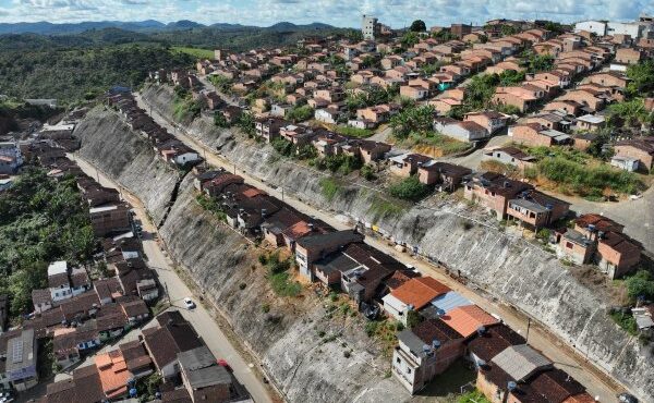 “Estamos transformando áreas de risco em espaços de segurança e dignidade para as famílias baianas”, afirma José Trindade