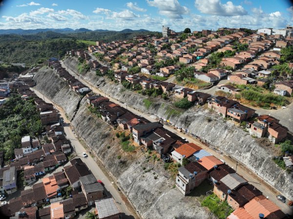 “Estamos transformando áreas de risco em espaços de segurança e dignidade para as famílias baianas”, afirma José Trindade