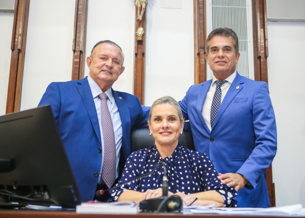 Presidente Ivana Bastos comemora a aprovação de projetos de lei que beneficiam servidores do Estado