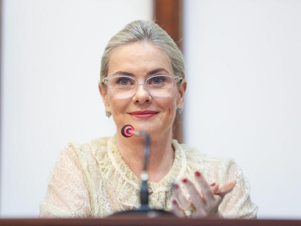 Ivana Bastos comemora a chegada dos equipamentos para início da construção da ponte Salvador-Itaparica