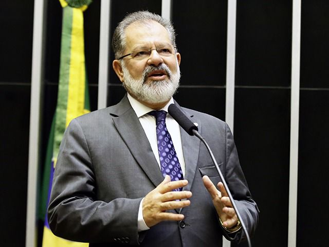 Deputado ironiza Rui Costa: “Prometeu 300 respiradores, pagou R$ 50 milhões e até hoje nada”