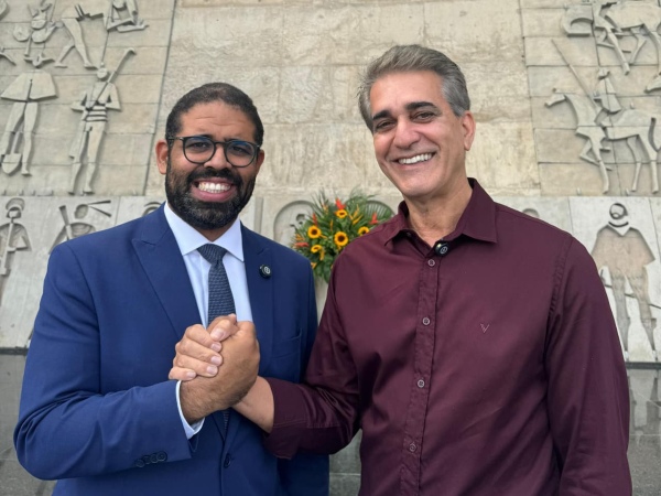 Robinson Almeida e Felipe Freitas comemoram gratificação de Jerônimo para professores do socioeducativo
