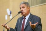 Rosemberg questiona ACM Neto após derretimento de Flávio Bolsonaro