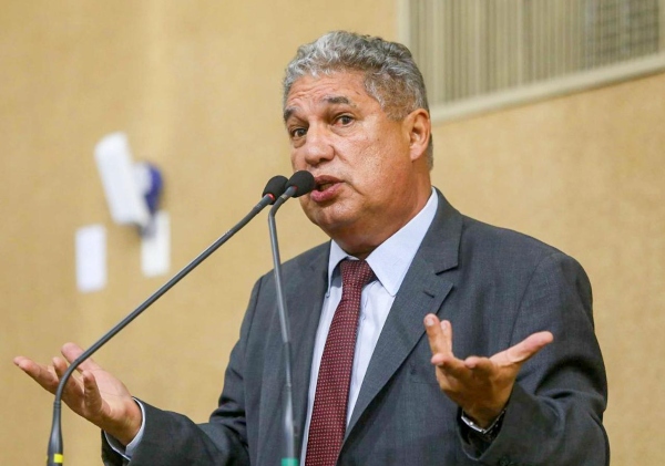 Rosemberg questiona ACM Neto após derretimento de Flávio Bolsonaro