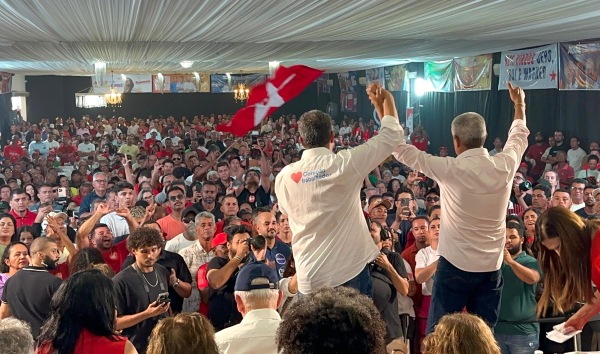 O ex-ministro da Casa Civil e pré-candidato ao Senado, Rui Costa, destacou a importância de deputados federais e senadores alinhados ao presidente Luiz Inácio Lula da Silva durante o primeiro encontro do Programa de Governo Participativo (PGP) da chapa liderada pelo governador Jerônimo Rodrigues, em Irecê. A plenária territorial, realizada na manhã deste sábado (2), contou com a participação de 16 dos 20 prefeitos da região e reuniu mais de 2 mil pessoas no espaço Gran Fest. Ao lado do governador Jerônimo, do senador Otto Alencar e de dezenas de lideranças políticas, Rui afirmou que a formação de uma base sólida no Congresso Nacional será determinante para garantir ainda mais avanços na Bahia e no Brasil. “Se vocês querem um novo mandato de Lula, ainda melhor do que ele fez, perguntem lá fora: você vai votar em um deputado contra ou a favor de Lula?”, afirmou. Rui também criticou a postura de candidatos que tentam omitir seu alinhamento com o ex-presidente da República. “Como ele sabe que a grande maioria do povo da Bahia tem consciência de que a Bahia é uma antes e outra depois dos governos Lula, e ele sabe que o povo carrega isso no coração e na alma, ele se esconde sem dizer qual é o candidato em que ele vota”, pontuou. Durante a fala, o ex-governador da Bahia comparou os modelos de gestão do seu grupo político e da oposição, sustentando sua defesa pela continuidade do projeto do PT na Bahia e no Brasil. Rui Costa citou a ampliação das universidades e institutos federais, além da expansão da rede de saúde, como exemplos de mudanças estruturais no estado. “Basta perguntar o que tinha antes e o que tem hoje. Não tinha tratamento de câncer no interior, não tinha procedimento cardíaco. Hoje tem em todas as regiões”, exemplificou. “A minha campanha com Jaques Wagner será assim: ‘os dois senadores de Lula da Bahia’. E esse debate será mais fácil, porque os outros dois senadores [da oposição] já disseram que são candidatos do time das 700 mil mortes pela Covid, são os candidatos das 86 mil casas [do Minha Casa, Minha Vida] paralisadas”, acrescentou o ex-ministro da Casa Civil durante seu discurso. PGP O encontro de hoje marcou o início de uma série de plenárias do PGP, iniciativa inaugurada em 2006, na campanha vitoriosa de Jaques Wagner ao Governo da Bahia, que tem como objetivo reunir contribuições da população para a elaboração do programa de governo. Com o espaço completamente lotado e a presença de prefeitos, ex-prefeitos, vice-prefeitos, vereadores, deputados estaduais e federais e lideranças de dezenas de municípios da região de Irecê, Rui ressaltou o caráter participativo do processo e a importância da escuta ativa da sociedade. “É importante que todos possam mandar sua contribuição, dizer qual é o estado que desejam, o que precisa ser estruturante para a região. Isso tudo será compilado em um programa de governo”, disse. Ele também destacou o modelo adotado pelo grupo político, baseado no diálogo direto com a população. “Aqui tem muito mais ligação com a vida concreta das cidades”, completou. A próxima plenária do PGP será neste domingo (3), na cidade de Seabra