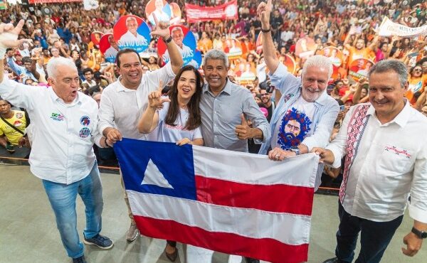 Jeronimo demostra força em Feira de Santana e reúne mais de 20 prefeitos no território