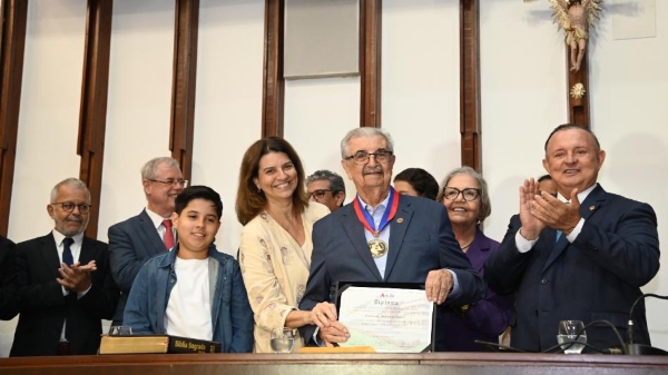 Por iniciativa de Adolfo Menezes, Assembleia concede Comenda 2 de Julho ao jornalista Florisvaldo Mattos