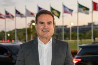 Cacá Leão critica atraso em obras do governo no Oeste baiano: "Abandono"