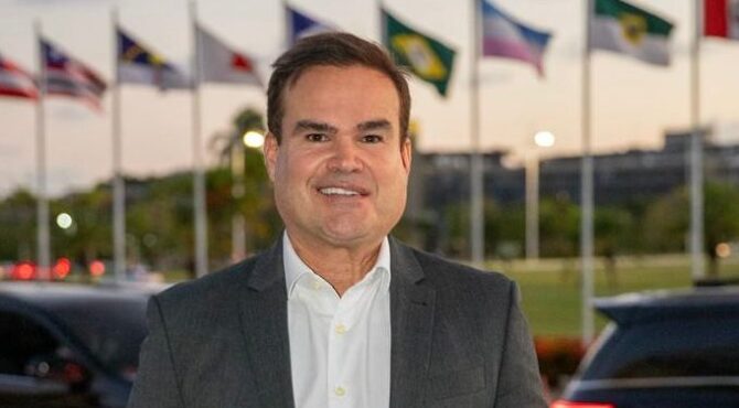 Cacá Leão critica atraso em obras do governo no Oeste baiano: "Abandono"