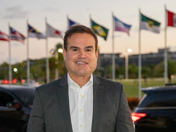 Cacá Leão critica atraso em obras do governo no Oeste baiano: "Abandono"