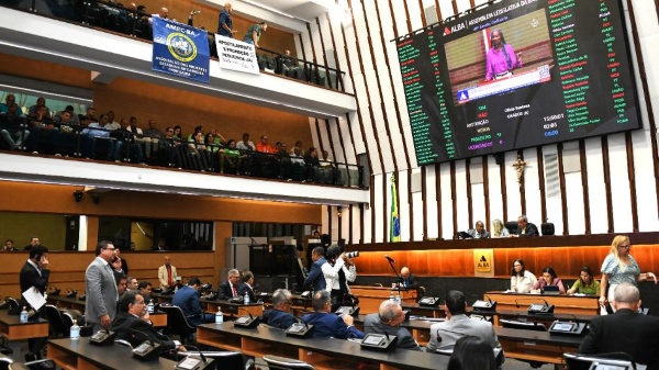 Em última sessão antes do recesso de julho, plenário aprova LDO e mais 37 proposições