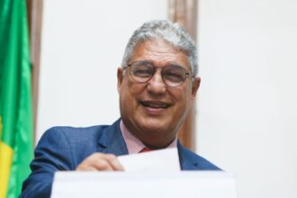 "ACM Neto sempre subestimou a inteligência do eleitor", critica Rosemberg após Justiça barrar publicação