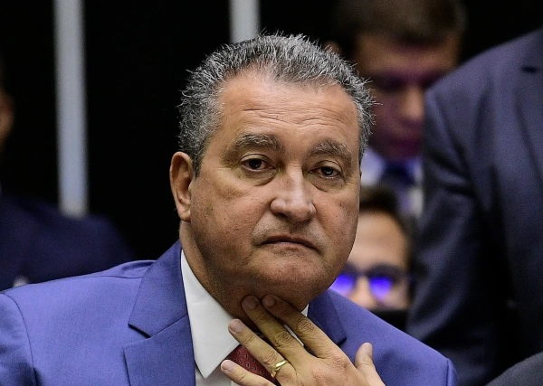 Mesmo em campanha, Rui Costa é autorizado a continuar recebendo salário de R$ 46,3 mil do governo federal, diz jornal