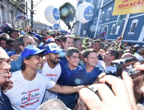 Após investidas do governo, prefeito de Candeias desfila ao lado de ACM Neto e Dr. Pitágoras