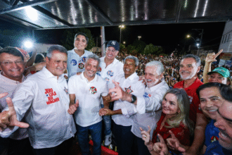 Ivana reúne multidão na praça da Serrameg, em Guanambi