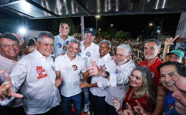 Ivana reúne multidão na praça da Serrameg, em Guanambi
