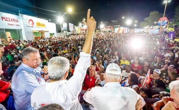 Rui se joga na multidão em Itaberaba e diz que parceria de Lula com a Bahia é “casamento que deu certo”